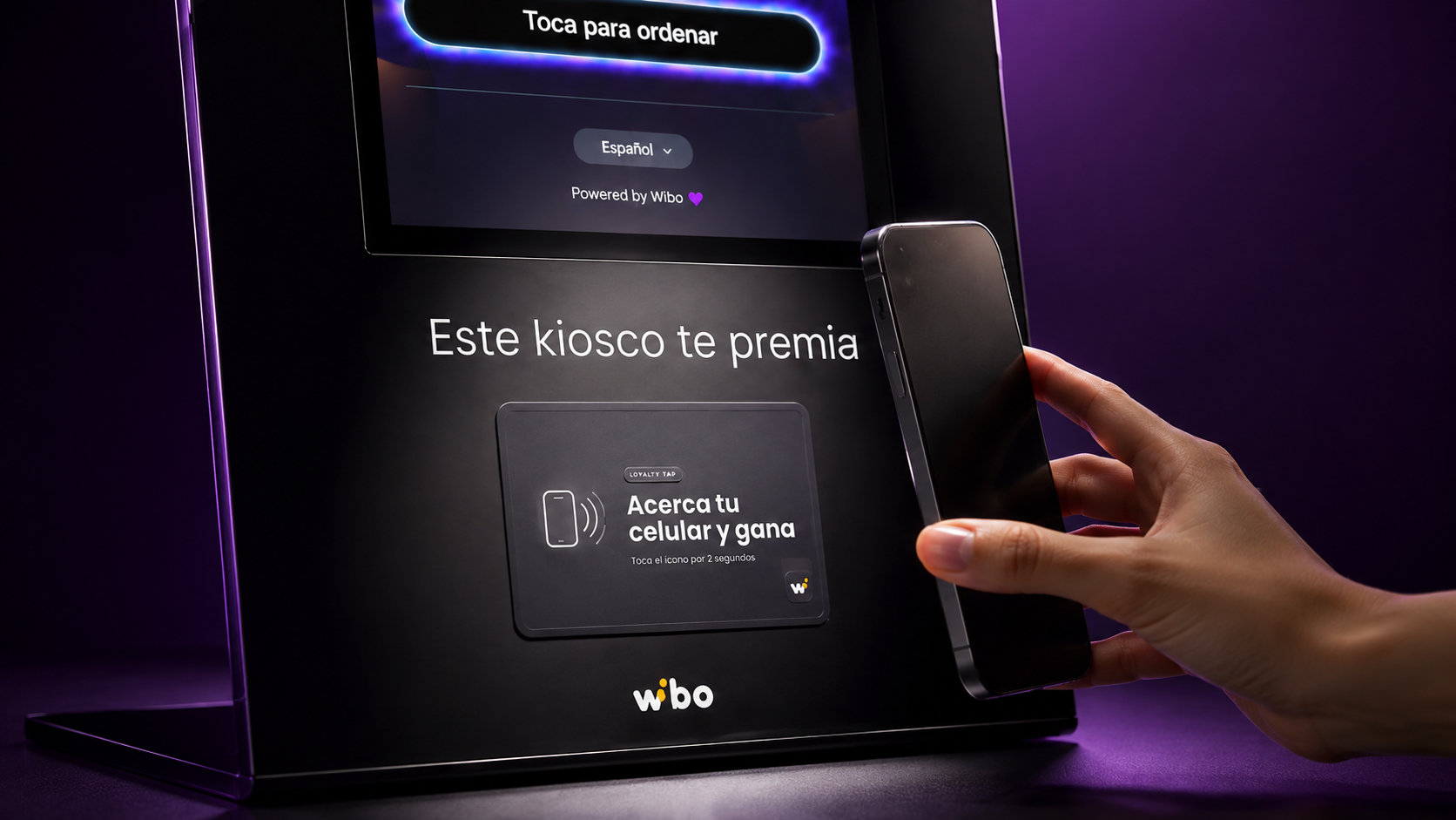 Cliente acercando su celular al Loyalty Tap del kiosco Wibo